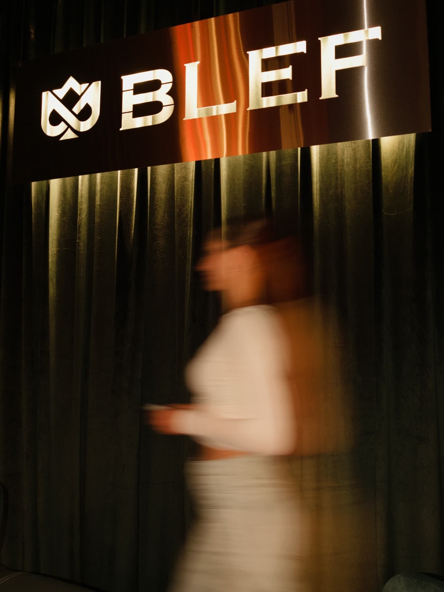 Вывеска BLEF на входе в клуб
